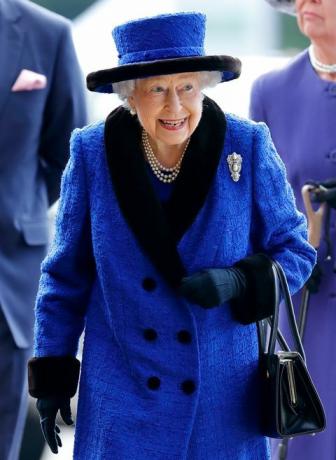 Ascot, Ujedinjeno Kraljevstvo 16. listopada pod embargom za objavljivanje u britanskim novinama do 24 sata nakon kreiranja datuma i vremena kraljice elizabeth ii prisustvuje danu britanskih prvaka qipco na trkalištu u Ascotu 16. listopada 2021. u Ascotu, Engleska, fotografija Max slike mumbyidigogetty