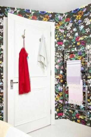 Bold cvjetne tapete - makeover u kupaonici
