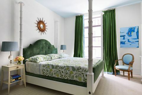 bijela spavaća soba s četiri postera na krevetu i zelenim zavjesama