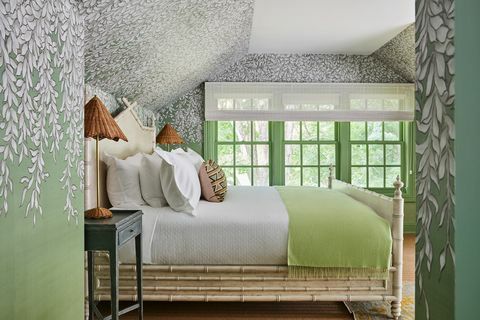 zeleni zidovi s bijelim cvjetovima i zeleno-bijela posteljina
