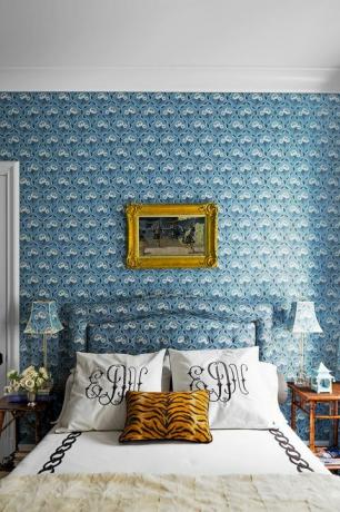 plava spavaća soba s odgovarajućim printovima