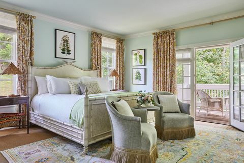 svijetloplavi zidovi s krevetom na kojem je bijelo uzglavlje, bijeli plahti i svijetlozelena deka