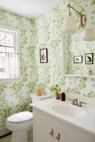 kupaonica, zeleno-bijele tapete, umjetnine ptica
