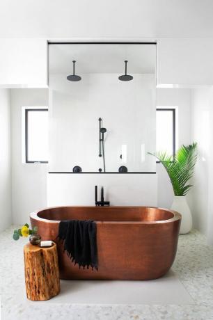 kupaonica s kamenim umivaonikom