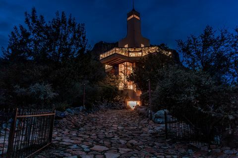 Falcon Nest, najviša obiteljska kuća na svijetu izgrađena na padini Prescotta, Arizona, Thumb Butte