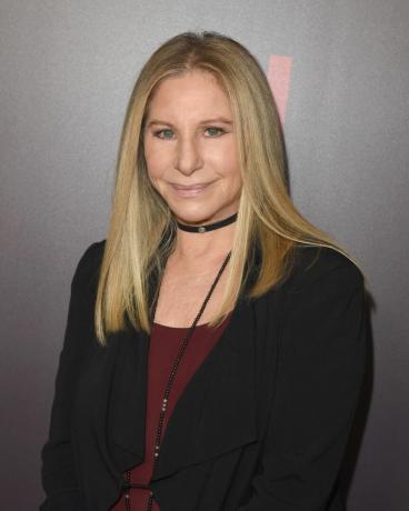 barbra streisand nosi crveni top, crni blejzer i ogrlicu