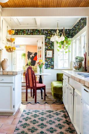 kuhinja s tepihom s uzorkom i tapetama s cvjetnim motivima