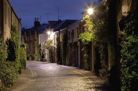 Romantičan pogled na staru ulicu u Edinburghu, glavnom gradu Škotske