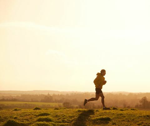 jogger trči na brdu u zalazak sunca