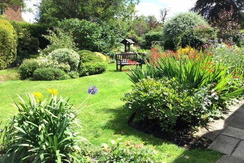 slamnata vikendica na prodaju u prekrasnim vrtovima u oxfordshireu