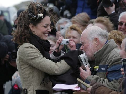 Kraljevska obožavateljica Kate Middleton poljubila je ruku