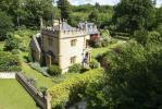 Najmanji dvorac u Velikoj Britaniji na prodaju je i šarmantan koliko biste očekivali