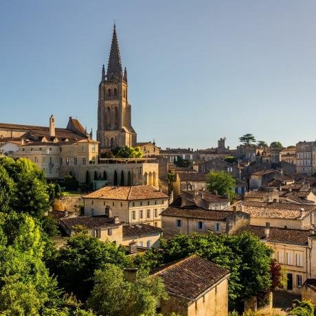 Monolitna crkva Saint-Emilion i stari grad. Bordeaux, Francuska