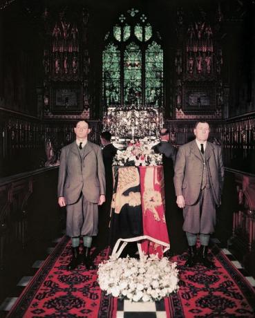 Muškarci koji stoje uz kovčeg kralja Georgea VI