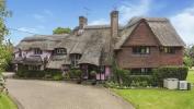 Ružičasti dom koji je ugostio Elizabeth Taylor za prodaju u Hertfordshireu