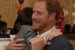 Oduševljeno dijete prkosi invalidnosti da zagrli princa Harryja