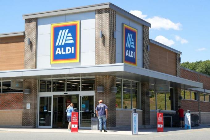 kupci su viđeni ispred aldi trgovine mješovitom robom