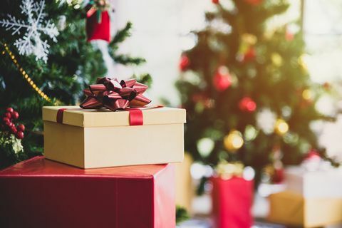 božićno drvce s darovima i ukrasima u dnevnoj sobi
