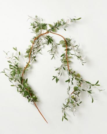 Umjetni božićni vijenac od zelenog lišća i bijelog cvijeća