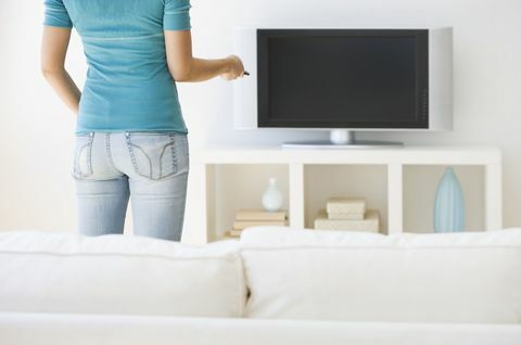 Žena koja isključuje TV