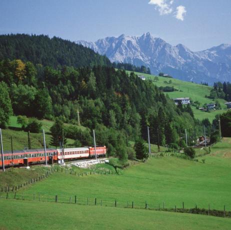 Vlak prolazi brežuljkom, Innsbruck, Austrija