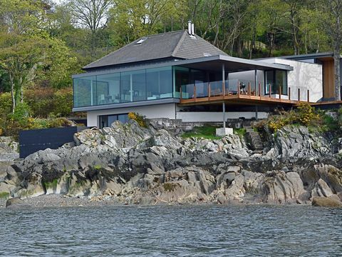 Cape Cove, kuća prikazana u BBC-jevom filmu Nest, snimljena u Loch Longu, neposredno izvan Glasgowa