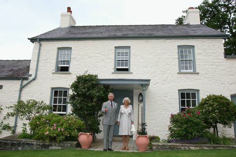 charles i camilla ispred svog velškog doma ﻿llwynywermod