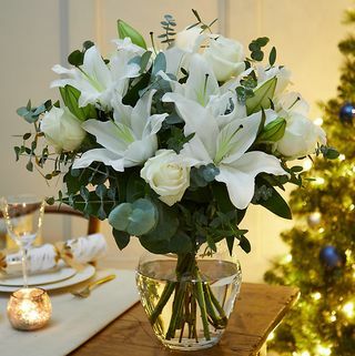 Zimski buket bijelih ruža i ljiljana (Dostava od 18. studenog 2021.)