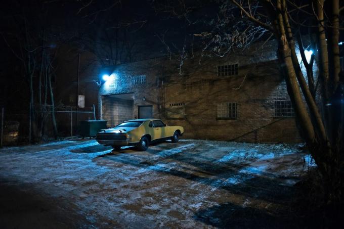 starinski mišićni automobil u mračnoj urbanoj uličici grada Chicaga u zimskoj noći