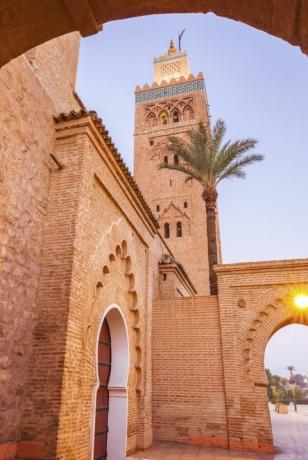 Pogled iz niskog kuta na džamiju Koutoubia u Marakešu, Maroko