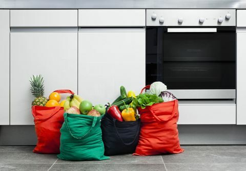 Kuhinjske vrećice za višekratnu upotrebu punjene su voćem i povrćem u kuhinji.