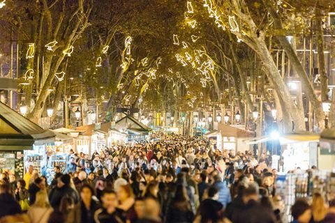 Ljudi koji šetaju ulicom La Rambla tijekom božićnih i novogodišnjih praznika u Barceloni, Kataloniji, Španjolska