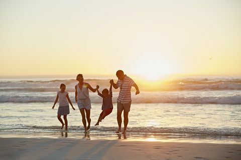 Roditelji s djecom uživaju u odmoru na plaži