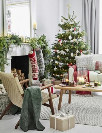 uređena dnevna soba s čarapama i božićnim drvcem