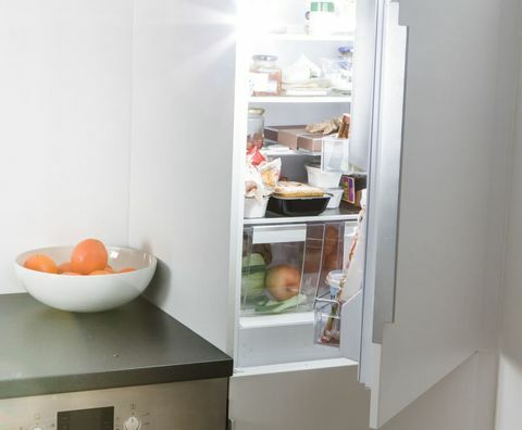 Moderna kuhinja, otvoreni hladnjak i svjetlo