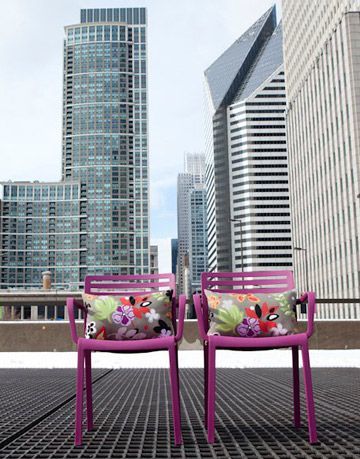 ružičaste stolice s jastucima