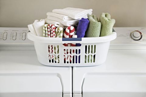 Očistite ručnike u košari za rublje na vrhu perilice i sušilice