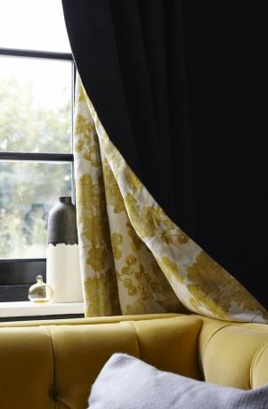 jesenske nijanse – zastor za dnevnu sobu prebačen preko žute sofe