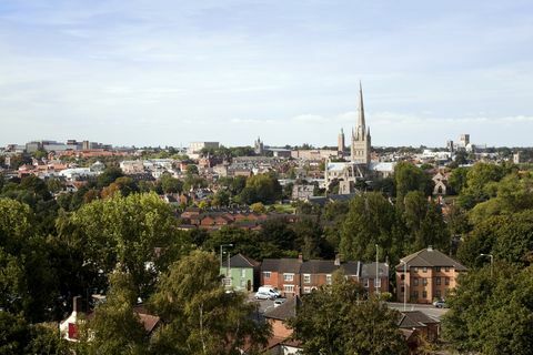 pogled na grad Norwich, u norfolku, u Engleskoj, s drške miša, glavne orijentirne zgrade koje se ovdje vide slijeva su udesno, crkva sv. Petra Mancrofta, gradska vijećnica u Norwichu, katedrala u Norwichu i rimokatolička katedrala u Norwichu, mnoge drevne građevine također mogu biti vidio