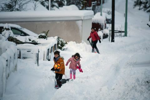 djeca sanjkaju snijeg u Škotskoj