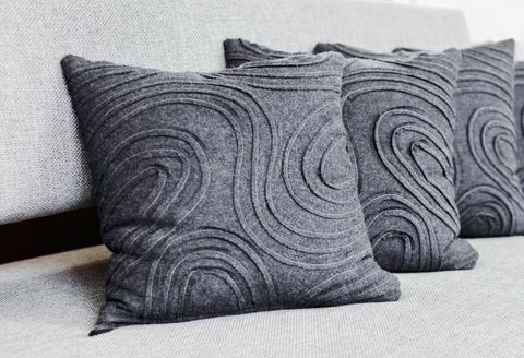 Sivi jastuci na kauču