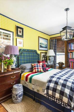 spavaća soba, krevet od tartan kreveta, uzglavlje od tartana, zidna obloga od tartana, bočna stolica uz krevet, smeđa vintage komoda