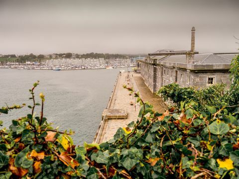 Fotografija dvorišta kraljevskog Williama Plymouth Marina