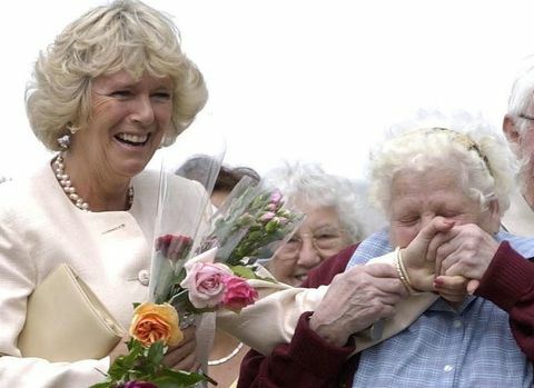 Camilla Parker-Bowles poljubila je kraljevska obožavateljica