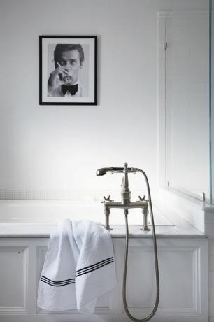 bijela kupaonica, srebrna slavina