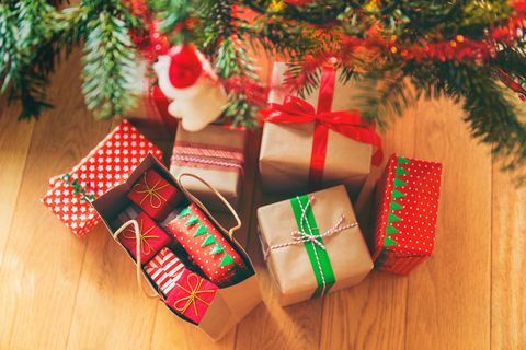 Božićni darovi ispod božićnog drvca