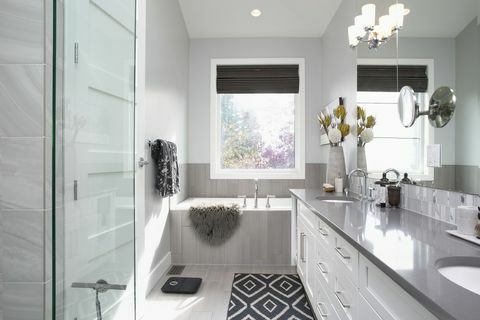 Elegantna, moderna unutarnja kupaonica s izlogom