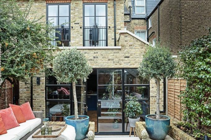 putney london dom edwardian obiteljski dom kuhinja crittal vrata sobna biljka izložene cigle