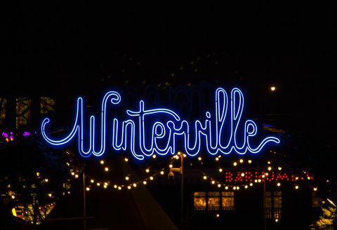 noćni pogled na neonski ulazni znak Winterville, svečani božićni sajam u Londonu u Clapham Commonu, 22.12.2017
