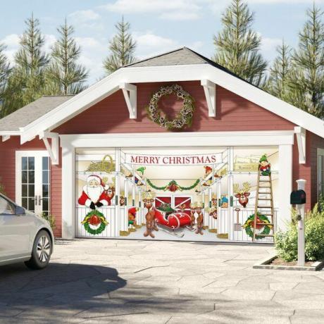 Mural na garažnim vratima štale sa sobovima Djeda Mraza
